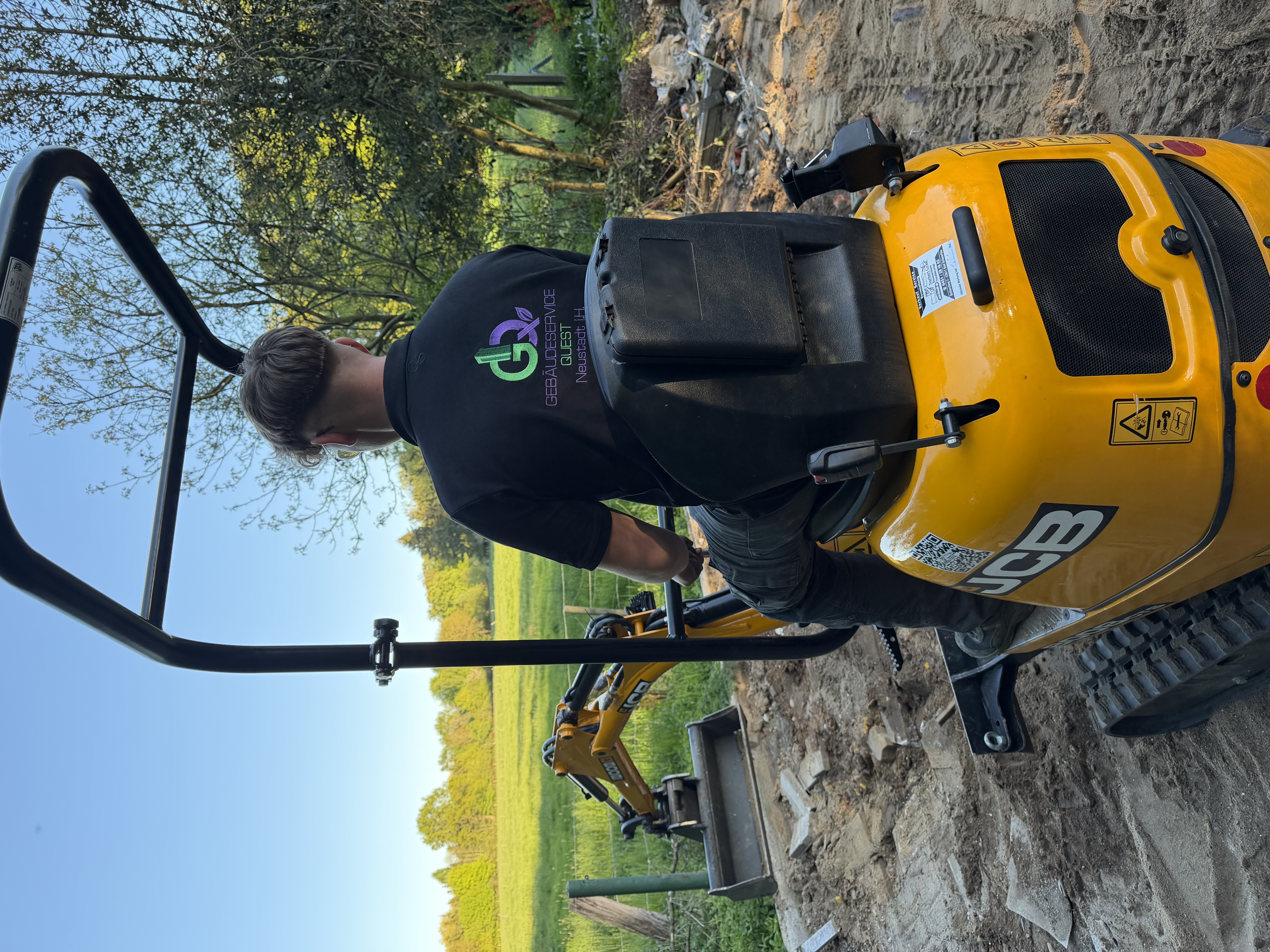 Erdarbeiten mit JCB Bagger